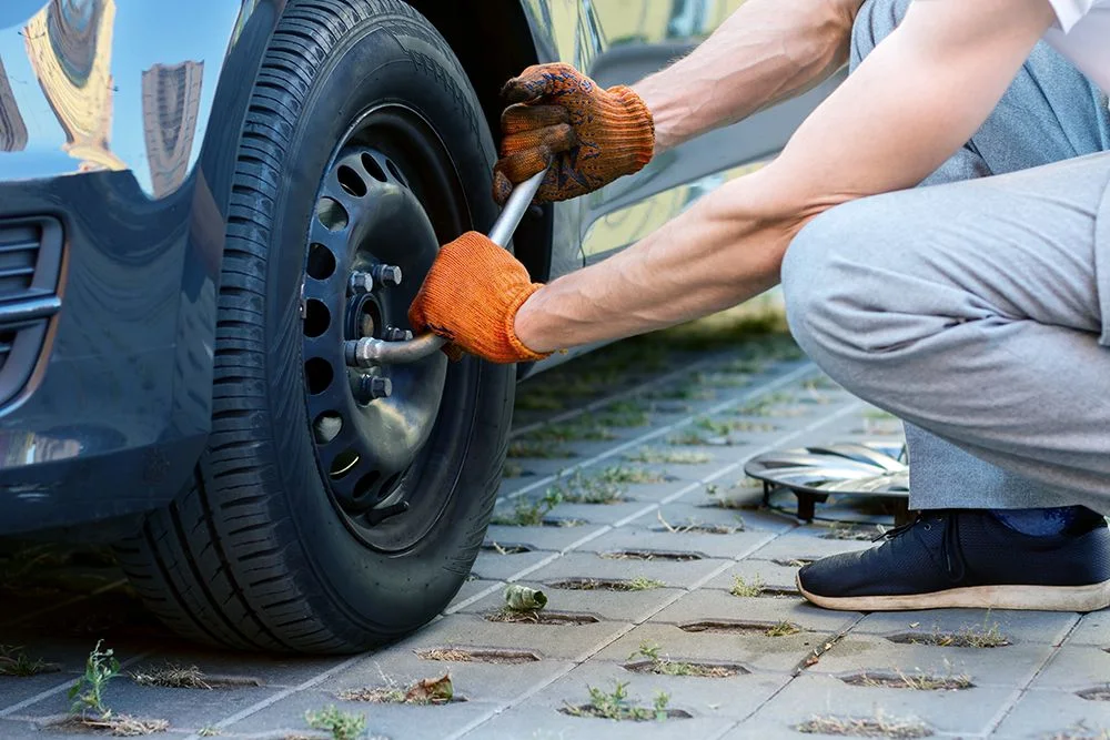 Mobile tyre service vehicle helping a driver in Dubai